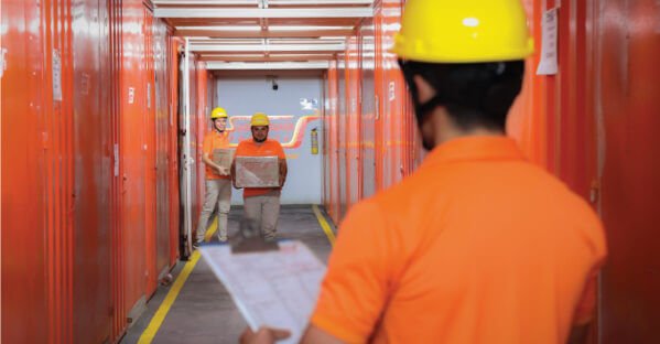 Operarios en bodega de santaMaria trasteos
