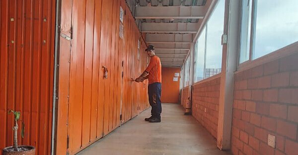 Empleado en bodegas de santaMaria Trasteos