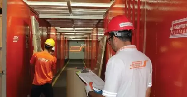 Operarios en Bodegas SantaMaria trasteos