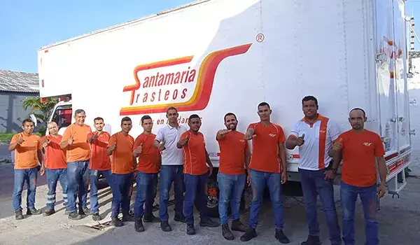 Empleados y camion de sede Barranquilla de SantaMaria Trasteos - Mudanzas y trasteos nacionales e internacionales