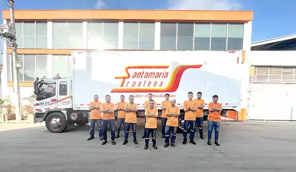 Empleados y camion en sede Bucaramanga de SantaMaria trasteos, empresa de mudanzas y trasteos a nivel nacional e internacional