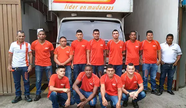 Empleados y camion de SantaMaria trasteos, empresa de mudanzas y trasteos a nivel nacional e internacional - Sede Cali