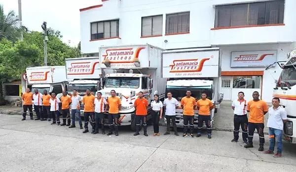 Empleados y camiones de sede Cartagena de SantaMaria trasteos, empresa de mudanzas y trasteos a nivel nacional e internacional