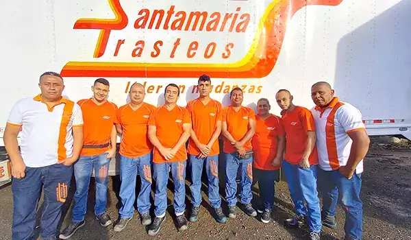 empleados y camion de SantaMaria trasteos, empresa de mudanzas y trasteos a nivel nacional e internacional - Sede Pereira