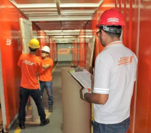 Trabajadores de SantaMaria trasteos, servicios de bodegaje en toda Colombia