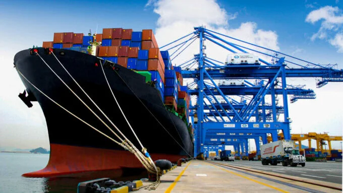 Barco en puerto descargando contenedores