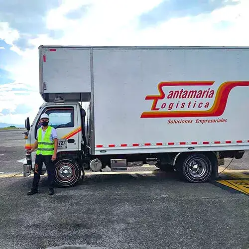 Camion prestando serivicos de mudanzas nacionales e internacionales