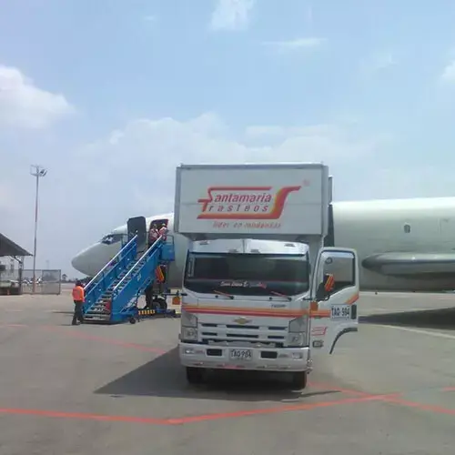 Carga de mercancias y enseres para envios internacionales