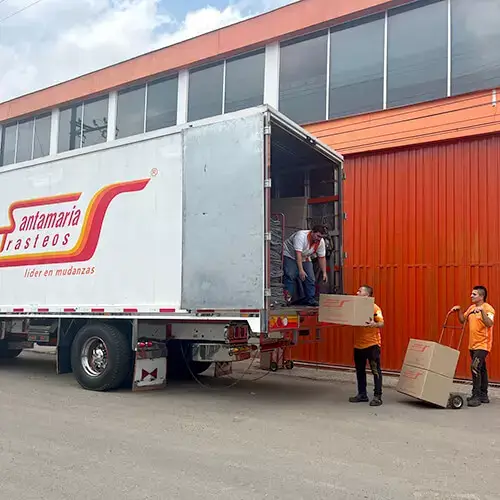 Cargue de utencilios de oficinas para mudanzas empresariales