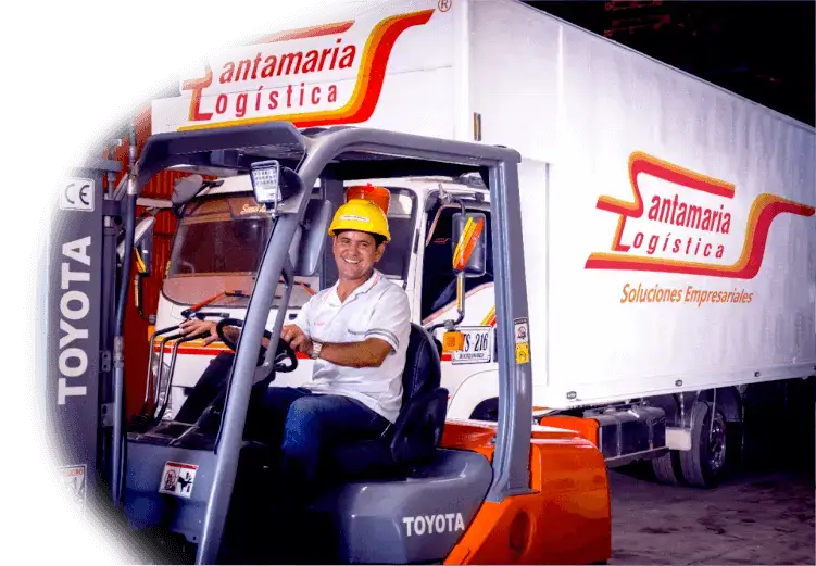 Operario de SantaMaria Trasteos manejando un montacarga