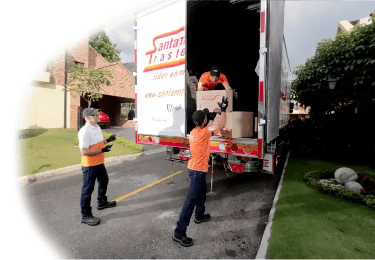 Trabajadores de SantaMaria Trasteos prestando servicio de cargue y descargue de Mudanzas