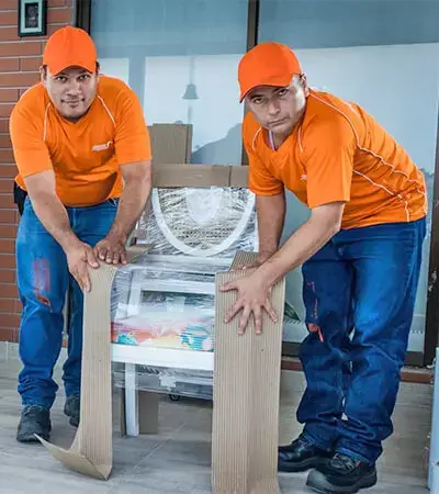 Personal de santaMaria trasteos prestando servicio de empaque para mudanzas premium