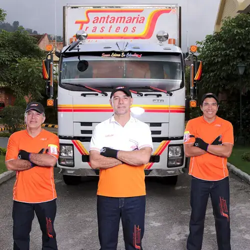Trabajadores de SantaMaria trasteos, empresa de mudanzas, trasteos y acarreos en Colombia