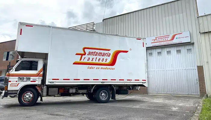 Camion de SantaMaria trasteos en sede de Pereira